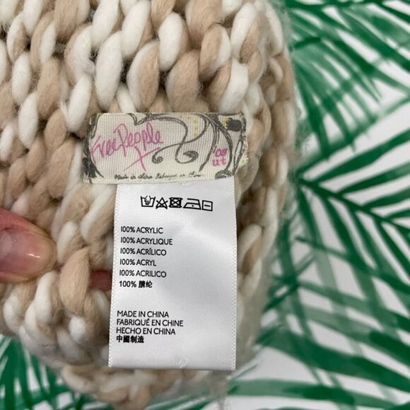 Free People Cozy Up Acrylic Knit Pom Pom Beanie Hat One Size - Picture 3 of 5